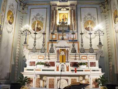Si tratta di un'imponente struttura marmorea del XIX secolo a pi� livelli, con il pi� alto decorato da sei grossi candelabri bronzei ed un crocifisso scuro dello stesso materiale